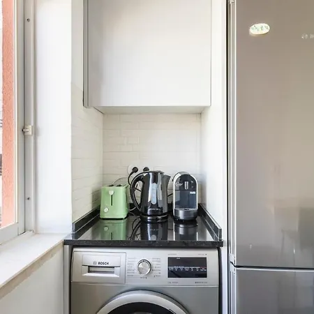 Apartment Plum Guide - The Sophmore Lisbon