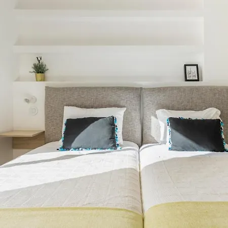 Apartment Plum Guide - The Sophmore *