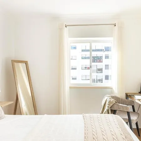 Plum Guide - The Sophmore Apartman Lisboa